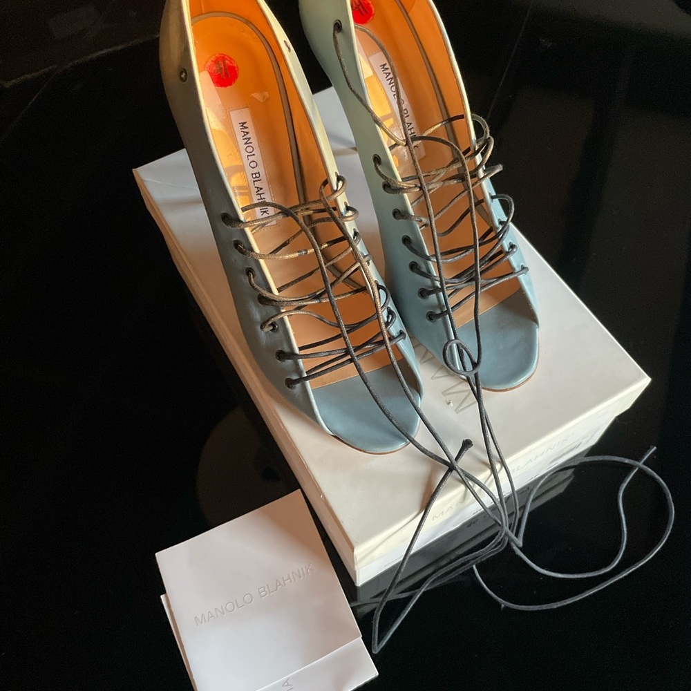 Manolo Blahnik new powder blue lace up pumps - Picture 4 of 6